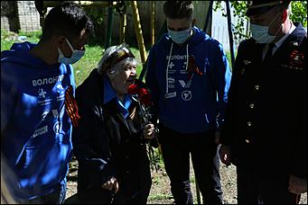 9 мая 2020 г., Барнаул   Спасибо за Победу. Для барнаульских ветеранов провели "личные" военные парады во дворе