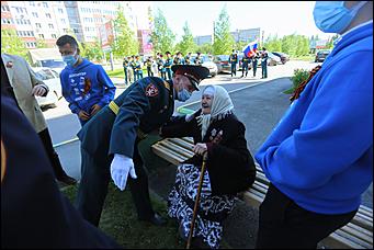 9 мая 2020 г., Барнаул   Спасибо за Победу. Для барнаульских ветеранов провели "личные" военные парады во дворе