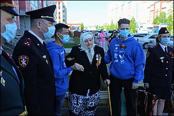 9 мая 2020 г., Барнаул   Спасибо за Победу. Для барнаульских ветеранов провели "личные" военные парады во дворе