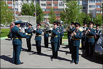 9 мая 2020 г., Барнаул   Спасибо за Победу. Для барнаульских ветеранов провели "личные" военные парады во дворе