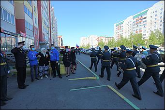 9 мая 2020 г., Барнаул   Спасибо за Победу. Для барнаульских ветеранов провели "личные" военные парады во дворе
