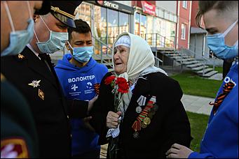 9 мая 2020 г., Барнаул   Спасибо за Победу. Для барнаульских ветеранов провели "личные" военные парады во дворе