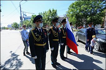 9 мая 2020 г., Барнаул   Спасибо за Победу. Для барнаульских ветеранов провели "личные" военные парады во дворе