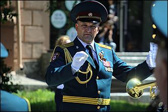 9 мая 2020 г., Барнаул   Спасибо за Победу. Для барнаульских ветеранов провели "личные" военные парады во дворе