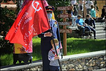 9 мая 2020 г., Барнаул   Спасибо за Победу. Для барнаульских ветеранов провели "личные" военные парады во дворе