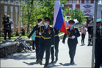 9 мая 2020 г., Барнаул   Спасибо за Победу. Для барнаульских ветеранов провели "личные" военные парады во дворе