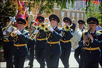 9 мая 2020 г., Барнаул   Спасибо за Победу. Для барнаульских ветеранов провели "личные" военные парады во дворе