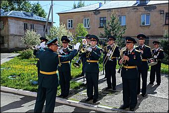 9 мая 2020 г., Барнаул   Спасибо за Победу. Для барнаульских ветеранов провели "личные" военные парады во дворе