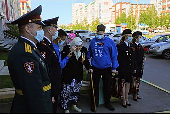 9 мая 2020 г., Барнаул   Спасибо за Победу. Для барнаульских ветеранов провели "личные" военные парады во дворе