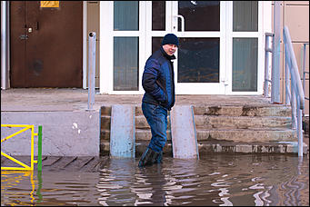 1 апрель 2016 г., Барнаул © Амител Вячеслав Мельников Наводнение на улицах Взлетная и Солнечная поляна. Фоторепортаж