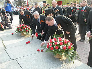 9 мая 2009 г., Барнаул   Возложение цветов к Мемориалу Славы