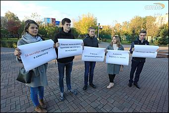 26 сентября 2017 г, Барнаул. Екатерина Смолихина   "Не смотрел, но осуждаю": пикет в поддержку "Матильды" прошел в Барнауле