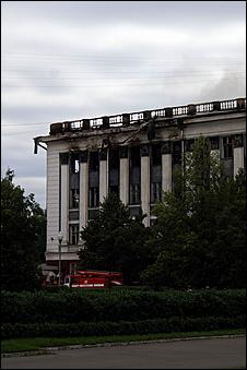 26 июля 2006 г., Барнаул   Пожар в химкорпусе АлтГУ,
фото Ольги Комиссаровой
