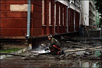 26 июля 2006 г., Барнаул   Пожар в химкорпусе АлтГУ,
фото Ольги Комиссаровой
