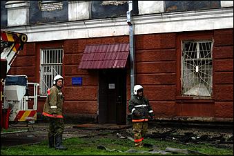 26 июля 2006 г., Барнаул   Пожар в химкорпусе АлтГУ,
фото Ольги Комиссаровой