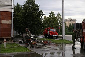26 июля 2006 г., Барнаул   Пожар в химкорпусе АлтГУ,
фото Ольги Комиссаровой
