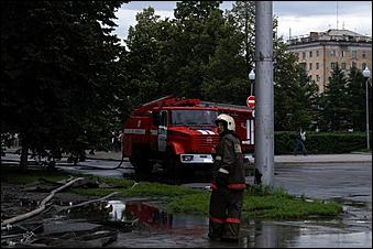 26 июля 2006 г., Барнаул   Пожар в химкорпусе АлтГУ,
фото Ольги Комиссаровой