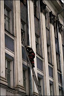 26 июля 2006 г., Барнаул   Пожар в химкорпусе АлтГУ,
фото Ольги Комиссаровой