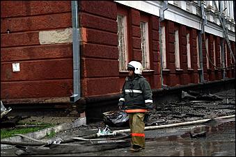 26 июля 2006 г., Барнаул   Пожар в химкорпусе АлтГУ,
фото Ольги Комиссаровой