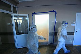 1 декабря 2021 г., Барнаул. Екатерина Смолихина   На гребне четвёртой волны. Фоторепортаж из главного ковидного госпиталя Алтайского края