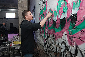 15 май 2016 г., Барнаул  © Амител Вячеслав Мельников   Таланты барнаульского андеграунда. Как проходила закрытая рэп-вечеринка с участием Словетского