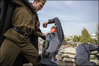 5 май 2016 г., Барнаул © Амител Вячеслав Мельников   "Братики, мы отстояли Москву! Голубь сизый немчуре глотку!!!"  Реконструкция событий "Битва за Москву"