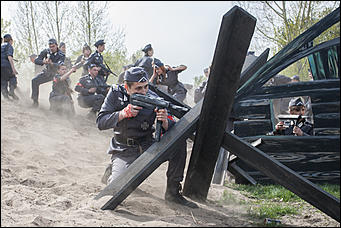 5 май 2016 г., Барнаул © Амител Вячеслав Мельников   "Братики, мы отстояли Москву! Голубь сизый немчуре глотку!!!"  Реконструкция событий "Битва за Москву"
