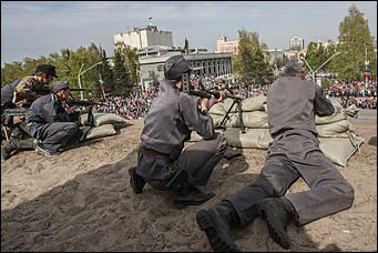5 май 2016 г., Барнаул © Амител Вячеслав Мельников   "Братики, мы отстояли Москву! Голубь сизый немчуре глотку!!!"  Реконструкция событий "Битва за Москву"