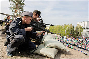 5 май 2016 г., Барнаул © Амител Вячеслав Мельников   "Братики, мы отстояли Москву! Голубь сизый немчуре глотку!!!"  Реконструкция событий "Битва за Москву"