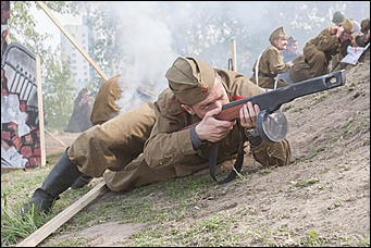 5 май 2016 г., Барнаул © Амител Вячеслав Мельников   "Братики, мы отстояли Москву! Голубь сизый немчуре глотку!!!"  Реконструкция событий "Битва за Москву"