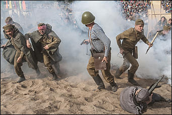 5 май 2016 г., Барнаул © Амител Вячеслав Мельников   "Братики, мы отстояли Москву! Голубь сизый немчуре глотку!!!"  Реконструкция событий "Битва за Москву"