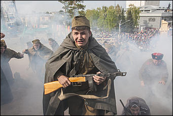 5 май 2016 г., Барнаул © Амител Вячеслав Мельников   "Братики, мы отстояли Москву! Голубь сизый немчуре глотку!!!"  Реконструкция событий "Битва за Москву"
