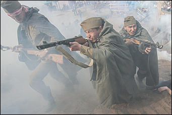 5 май 2016 г., Барнаул © Амител Вячеслав Мельников   "Братики, мы отстояли Москву! Голубь сизый немчуре глотку!!!"  Реконструкция событий "Битва за Москву"