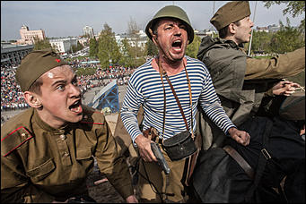 5 май 2016 г., Барнаул © Амител Вячеслав Мельников   "Братики, мы отстояли Москву! Голубь сизый немчуре глотку!!!"  Реконструкция событий "Битва за Москву"