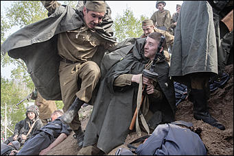 5 май 2016 г., Барнаул © Амител Вячеслав Мельников   "Братики, мы отстояли Москву! Голубь сизый немчуре глотку!!!"  Реконструкция событий "Битва за Москву"