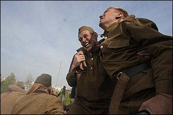 5 май 2016 г., Барнаул © Амител Вячеслав Мельников   "Братики, мы отстояли Москву! Голубь сизый немчуре глотку!!!"  Реконструкция событий "Битва за Москву"