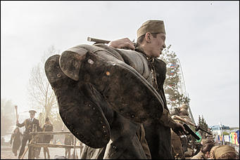 5 май 2016 г., Барнаул © Амител Вячеслав Мельников   "Братики, мы отстояли Москву! Голубь сизый немчуре глотку!!!"  Реконструкция событий "Битва за Москву"