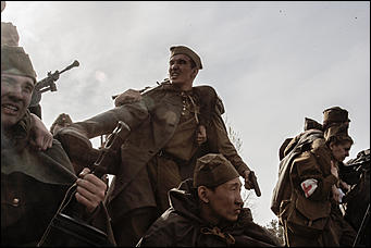 5 май 2016 г., Барнаул © Амител Вячеслав Мельников   "Братики, мы отстояли Москву! Голубь сизый немчуре глотку!!!"  Реконструкция событий "Битва за Москву"