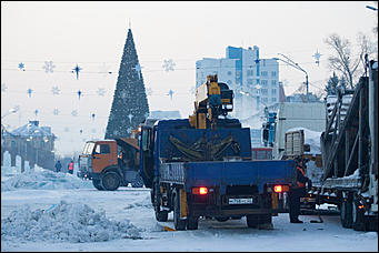 16 январь 2017 г., Барнаул © Амител Вячеслав Мельников   Новогодняя сказка подошла к концу. Площадь Сахарова разбирают, чтобы быстрее открыть автомобильное движение