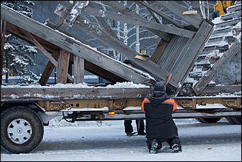 16 январь 2017 г., Барнаул © Амител Вячеслав Мельников   Новогодняя сказка подошла к концу. Площадь Сахарова разбирают, чтобы быстрее открыть автомобильное движение