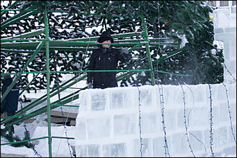 16 январь 2017 г., Барнаул © Амител Вячеслав Мельников   Новогодняя сказка подошла к концу. Площадь Сахарова разбирают, чтобы быстрее открыть автомобильное движение