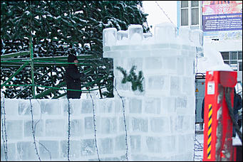 16 январь 2017 г., Барнаул © Амител Вячеслав Мельников   Новогодняя сказка подошла к концу. Площадь Сахарова разбирают, чтобы быстрее открыть автомобильное движение