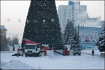 16 январь 2017 г., Барнаул © Амител Вячеслав Мельников   Новогодняя сказка подошла к концу. Площадь Сахарова разбирают, чтобы быстрее открыть автомобильное движение