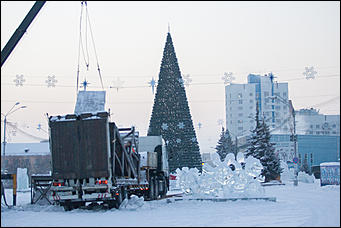 16 январь 2017 г., Барнаул © Амител Вячеслав Мельников   Новогодняя сказка подошла к концу. Площадь Сахарова разбирают, чтобы быстрее открыть автомобильное движение