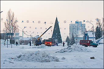 16 январь 2017 г., Барнаул © Амител Вячеслав Мельников   Новогодняя сказка подошла к концу. Площадь Сахарова разбирают, чтобы быстрее открыть автомобильное движение