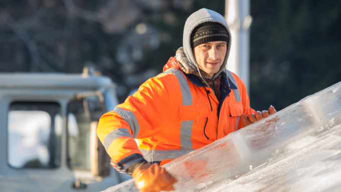 15 декабрь 2016 г., Барнаул &copy; Амител Вячеслав Мельников   Работа во весь дух. Возведение сказочного городка на площади Сахарова