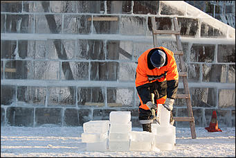 15 декабрь 2016 г., Барнаул © Амител Вячеслав Мельников   Работа во весь дух. Возведение сказочного городка на площади Сахарова
