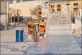 15 декабрь 2016 г., Барнаул © Амител Вячеслав Мельников   Работа во весь дух. Возведение сказочного городка на площади Сахарова