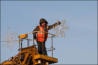 15 декабрь 2016 г., Барнаул © Амител Вячеслав Мельников   Работа во весь дух. Возведение сказочного городка на площади Сахарова
