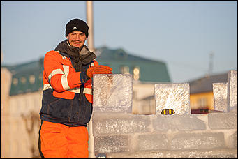 15 декабрь 2016 г., Барнаул © Амител Вячеслав Мельников   Работа во весь дух. Возведение сказочного городка на площади Сахарова